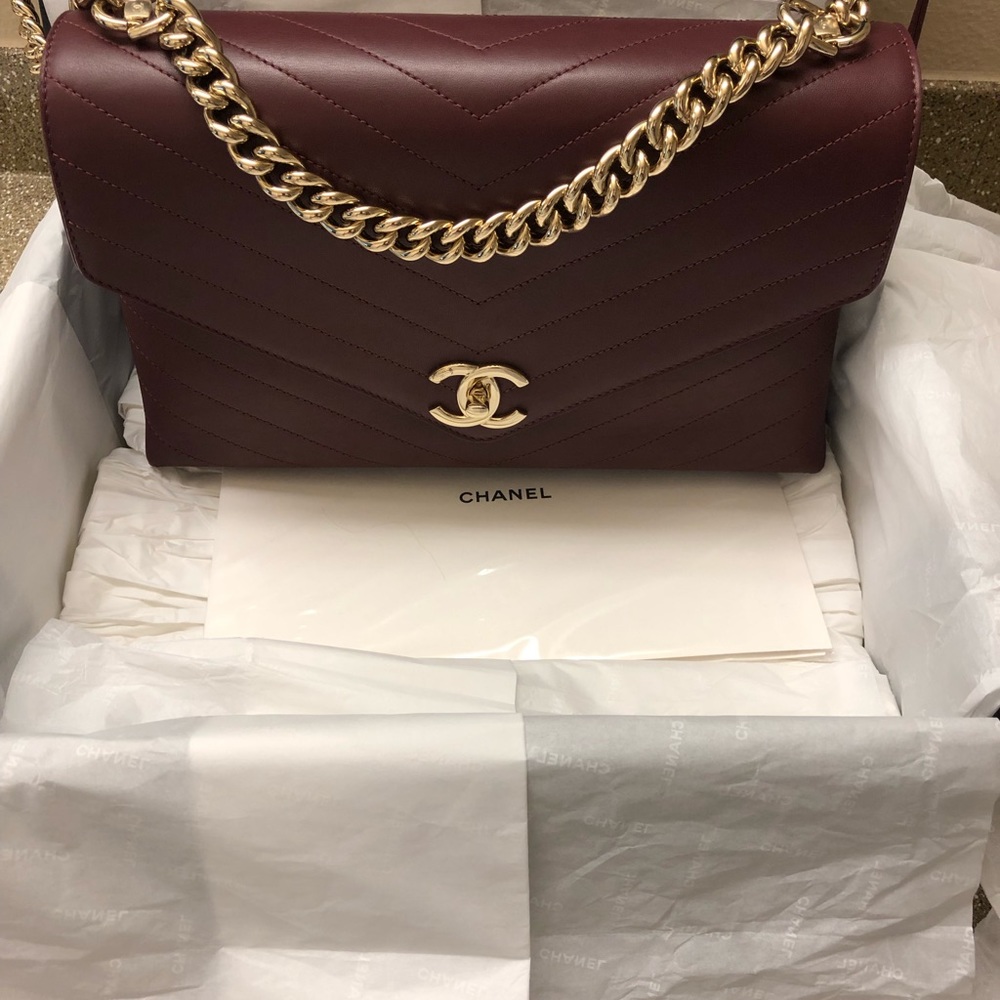 CHANEL Burgundy flap bag with gold chain